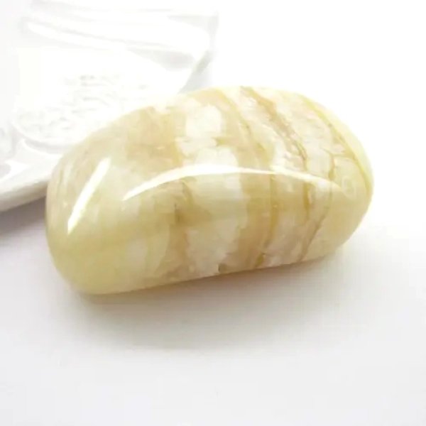 Mleczny Bursztyn 48x19x18,5 mm zaokrąglony trapez