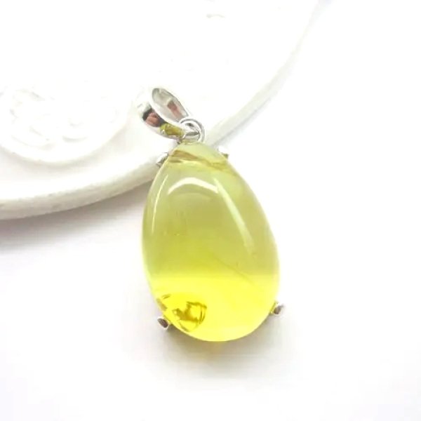 Wisiorek z bursztynem w kształcie łzy – srebro próby 925, ręcznie robiony + rzemień gratis