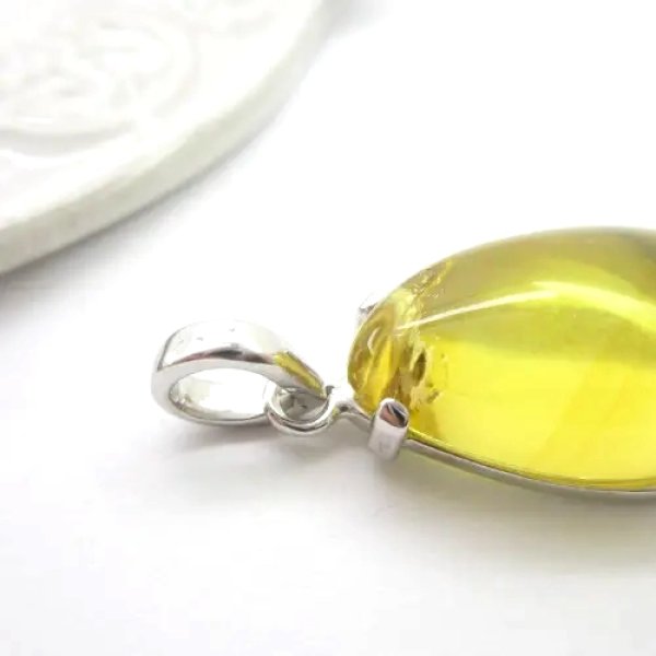 Wisiorek z bursztynem w kształcie łzy – srebro próby 925, ręcznie robiony + rzemień gratis