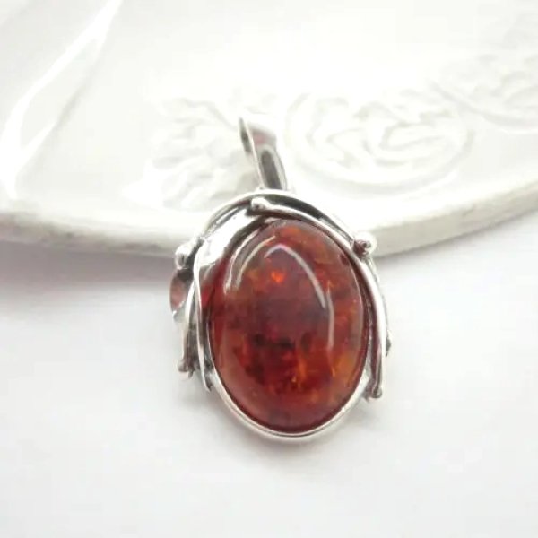 Koniakowy Bursztyn w srebrze - wisiorek owal z liściem