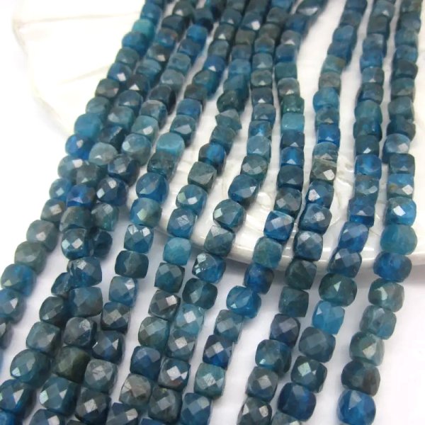 Apatyt Fasetowany kostka 5 mm (sznurek)