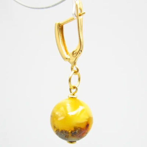 Bursztyn trójkolorowy i srebro złocone - kolczyki kulki