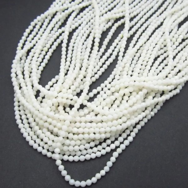 Koral biały fasetowane kulki 2 mm – sznur ok. 38 cm