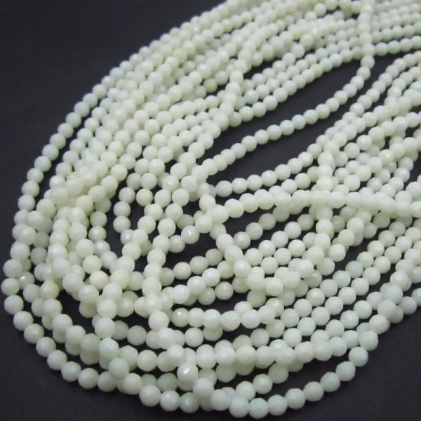Koral biały fasetowane kulki 3 mm – sznur ok. 38 cm