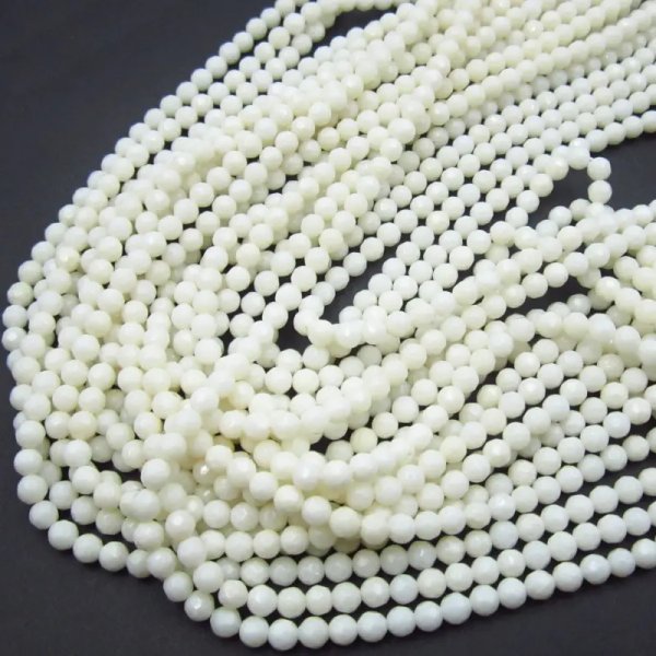 Koral biały fasetowane kulki 4 mm – sznur ok. 38 cm