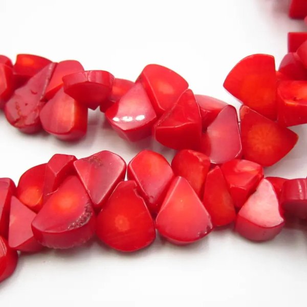 Koral czerwony łzy nieregularne (sznur)