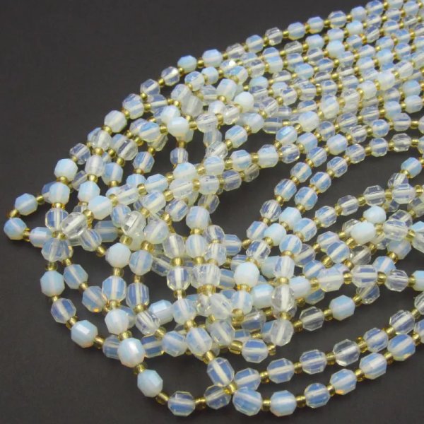 Opal fasetowany - wielościany 6 mm (sznur)