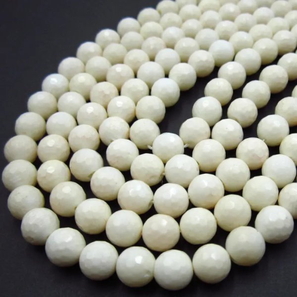 Koral biały fasetowany kulka 8mm (sznur)