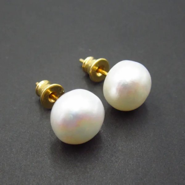 Perła biała i srebro złocone - kolczyki sztyfty - okrągłe 8 mm (para)