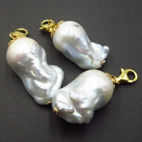 Srebro Ag  złocone - zawieszka charms biała Perła nieregularna