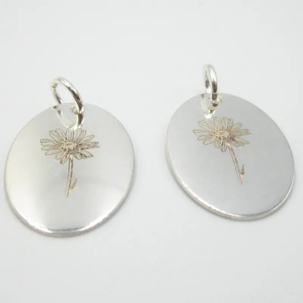 Srebro Ag - zawieszka blaszka owalna z kwiatkiem 17x13mm