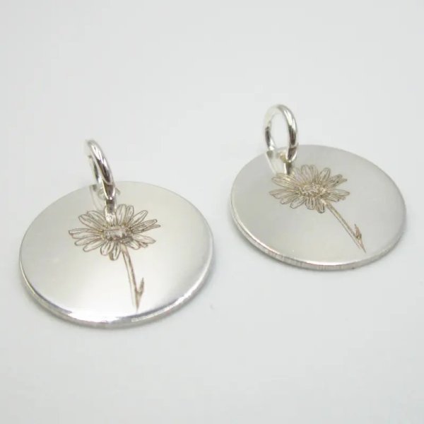 Srebro Ag - zawieszka blaszka z kwiatkiem 12mm