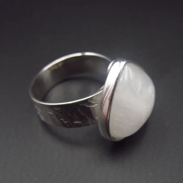 Kamień Księżycowy i srebro rodowane - pierścionek (z regulacją)