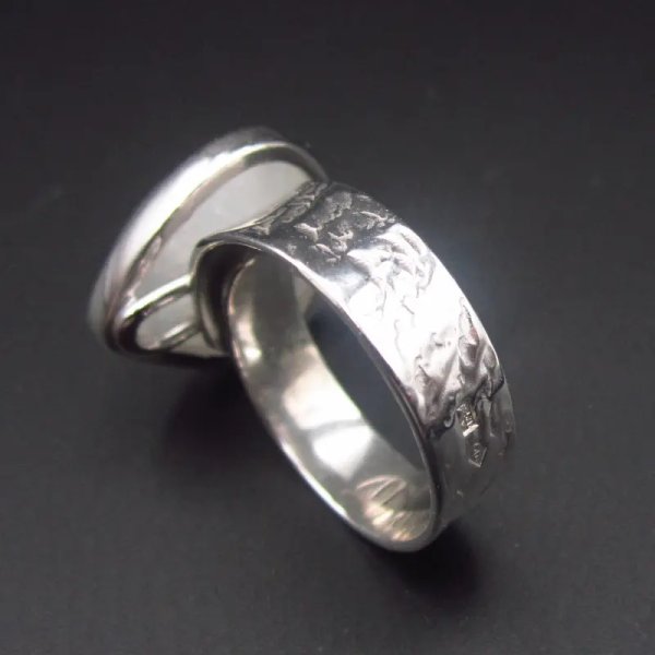 Kamień Księżycowy i srebro rodowane - pierścionek (z regulacją)