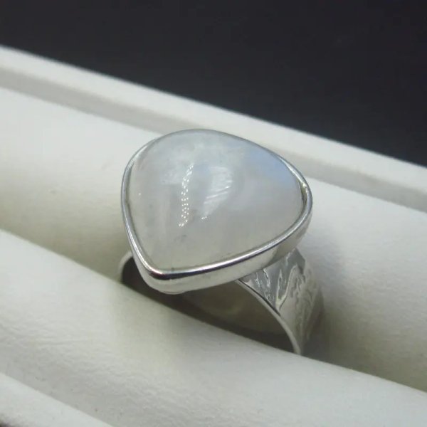 Kamień Księżycowy i srebro rodowane - pierścionek (z regulacją)
