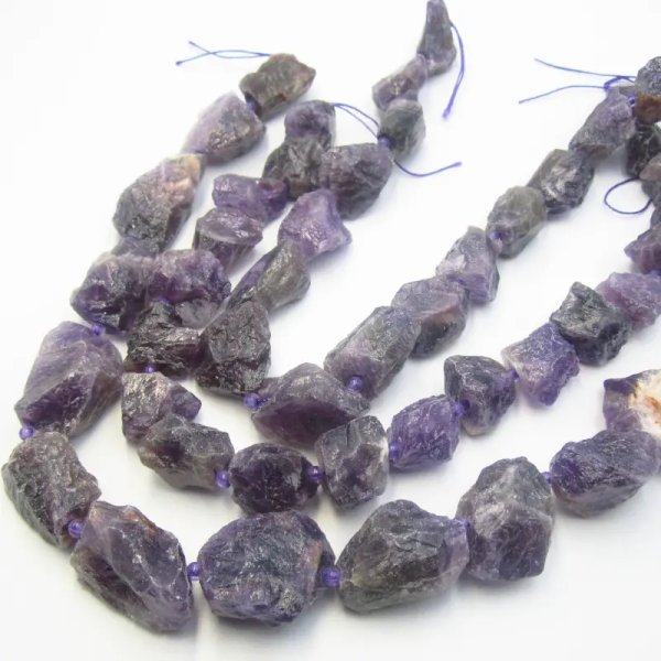 Ametyst surowy duże bryłki (ciemny odcień) - nieregularne (sznur lub sztuka)