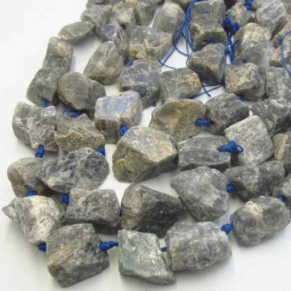 Labradoryt surowy duże bryłki - nieregularne (sznur)
