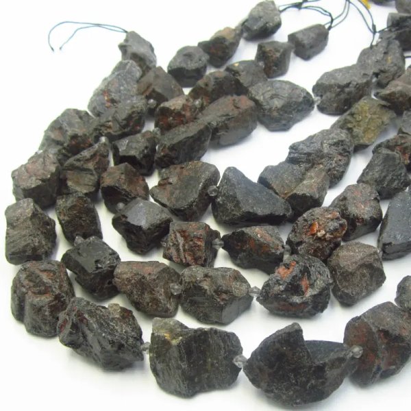 Turmalin surowy duże bryłki - nieregularne (sznur lub sztuka)