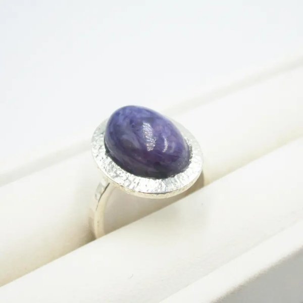 Czaroit i srebro młotkowane - pierścionek owal (Rozmiar Jubilerski 16) z regulacją