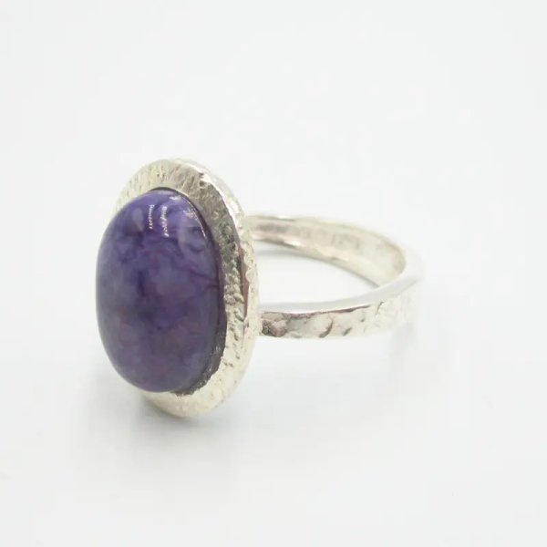 Czaroit i srebro młotkowane - pierścionek owal (Rozmiar Jubilerski 16) z regulacją