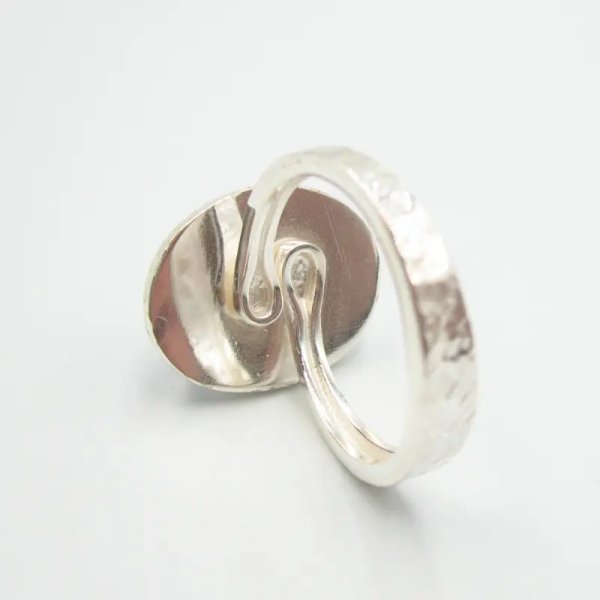 Czaroit i srebro młotkowane - pierścionek owal (Rozmiar Jubilerski 16) z regulacją