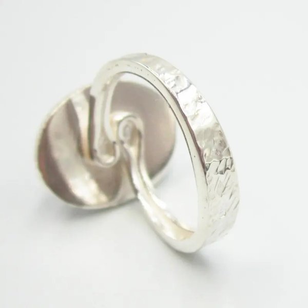 Czaroit i srebro młotkowane - pierścionek owal (Rozmiar Jubilerski 16) z regulacją