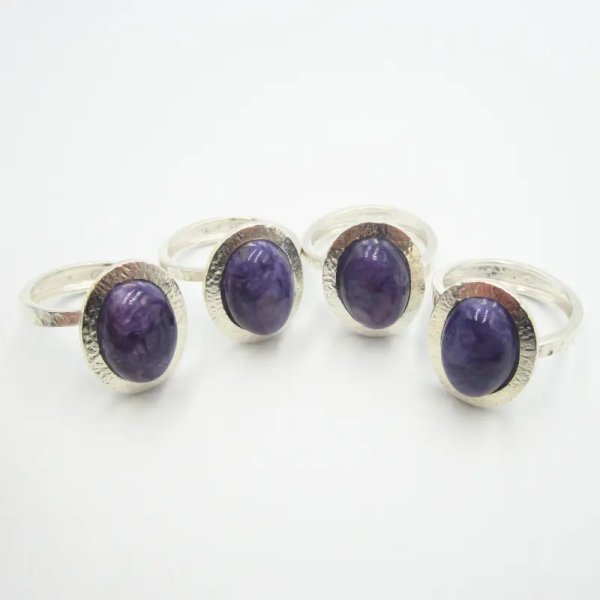 Czaroit i srebro młotkowane - pierścionek owal (Rozmiar Jubilerski 16) z regulacją