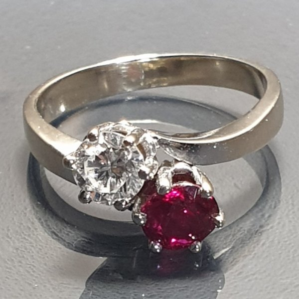 Pierścionek (vintage) - białe złoto z rubinem i brylantem (połowa XX wieku)
