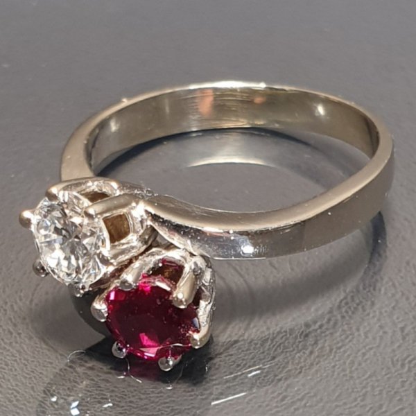 Pierścionek (vintage) - białe złoto z rubinem i brylantem (połowa XX wieku)