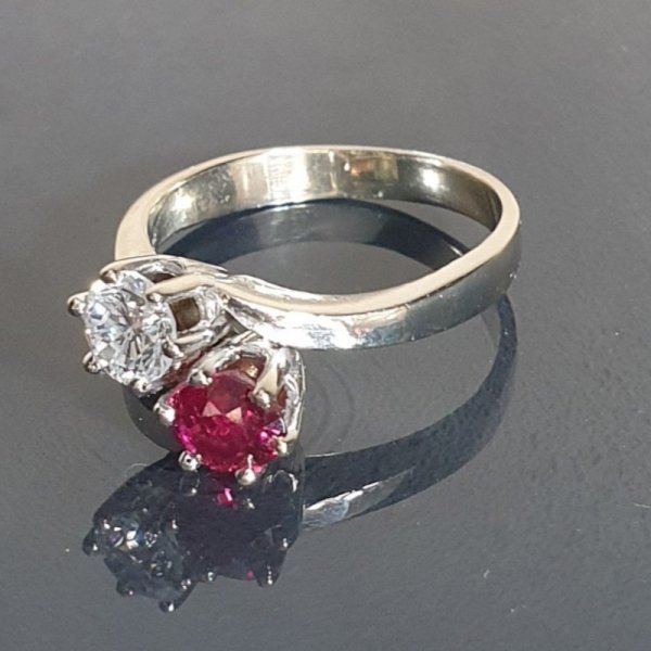 Pierścionek (vintage) - białe złoto z rubinem i brylantem (połowa XX wieku)