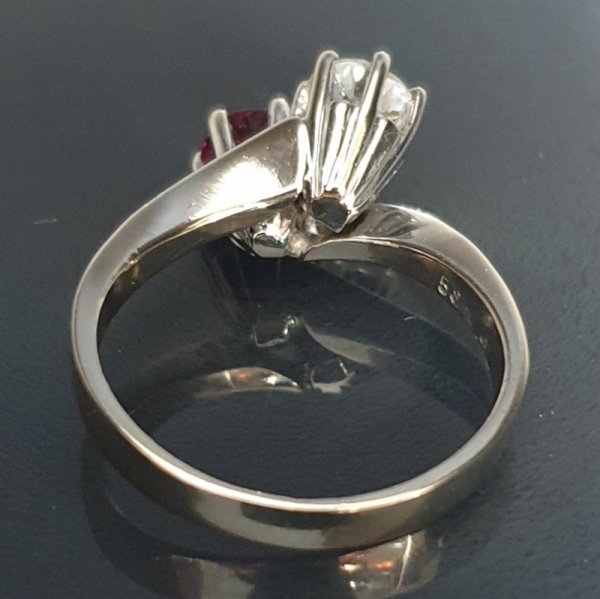 Pierścionek (vintage) - białe złoto z rubinem i brylantem (połowa XX wieku)