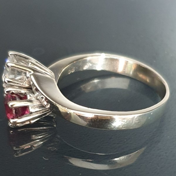 Pierścionek (vintage) - białe złoto z rubinem i brylantem (połowa XX wieku)