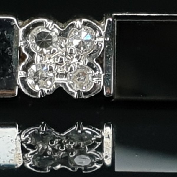 Broszka (vintage) - białe złoto z brylantami i onyksem (połowa XX wieku)