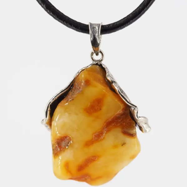Naturalny Bursztyn mleczny, częściowo polerowany i srebro oksydowane - naszyjnik na rzemieniu