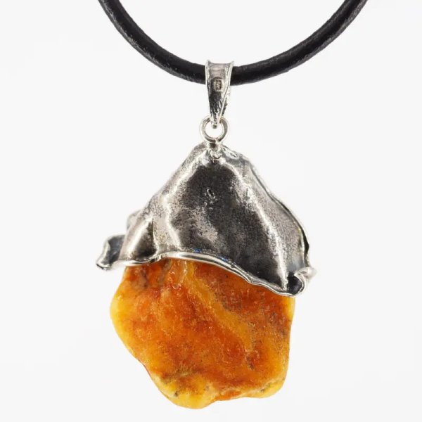 Naturalny Bursztyn mleczny, częściowo polerowany i srebro oksydowane - naszyjnik na rzemieniu
