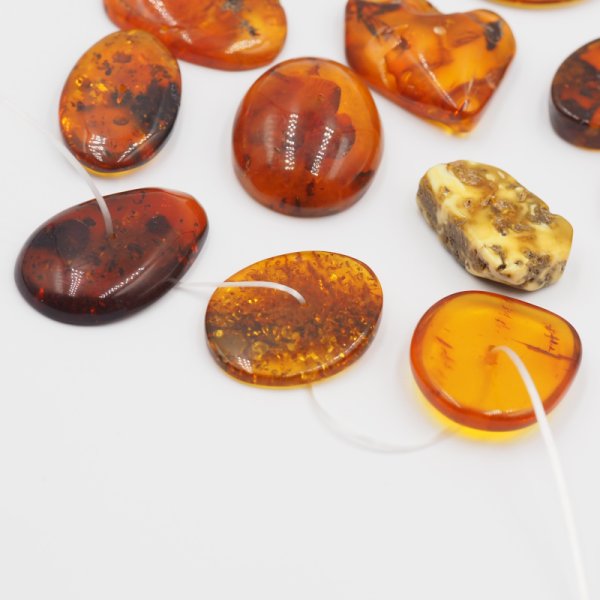 Bursztyn wiercony przez środek 24-32x16-25x4-10 mm (sztuka)