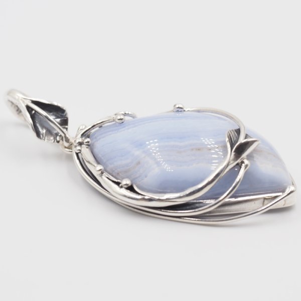 Chalcedon i srebro oksydowane - zawieszka z liściem
