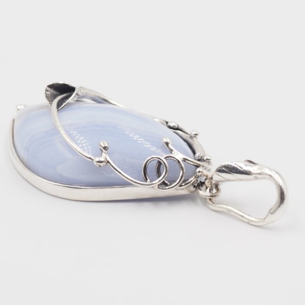 Chalcedon i srebro oksydowane - zawieszka z liściem