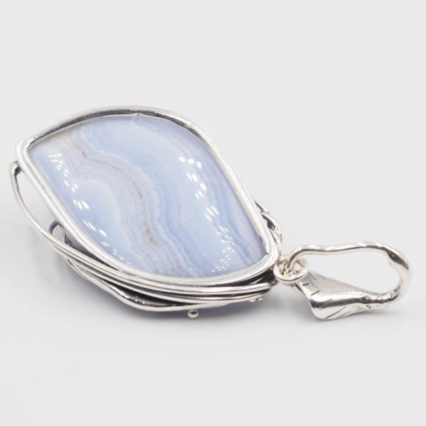 Chalcedon i srebro oksydowane - zawieszka z liściem