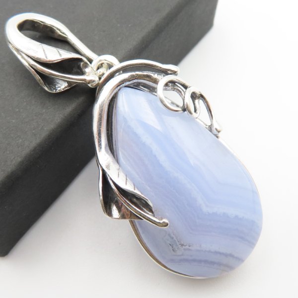 Chalcedon i srebro oksydowane - zawieszka łza z liściem
