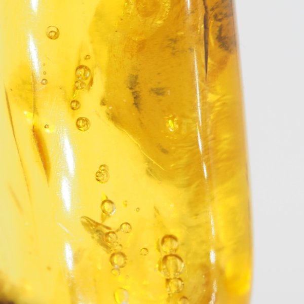 Komar, pęcherzyki powietrza w transparentnym bursztynie i srebro oksydowane - zawieszka z rzemieniem