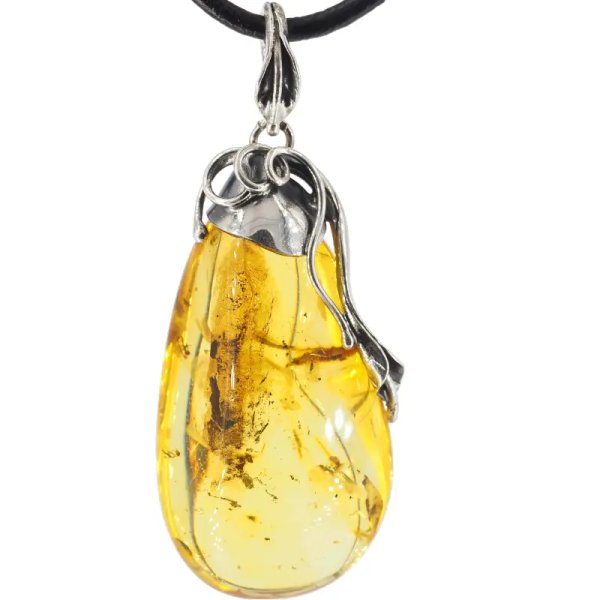 Mrówki w transparentnym bursztynie i srebro oksydowane - zawieszka z rzemieniem