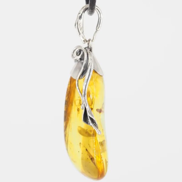 Mrówki w transparentnym bursztynie i srebro oksydowane - zawieszka z rzemieniem