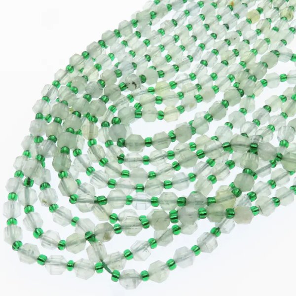 Prehnit fasetowany wielościany 6 mm – sznur ok. 38 cm