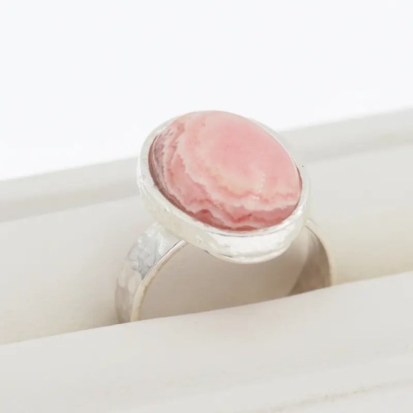 Rodochrozyt i srebro młotkowane - pierścionek owal z regulacją (Rozmiar Jubilerski 19)