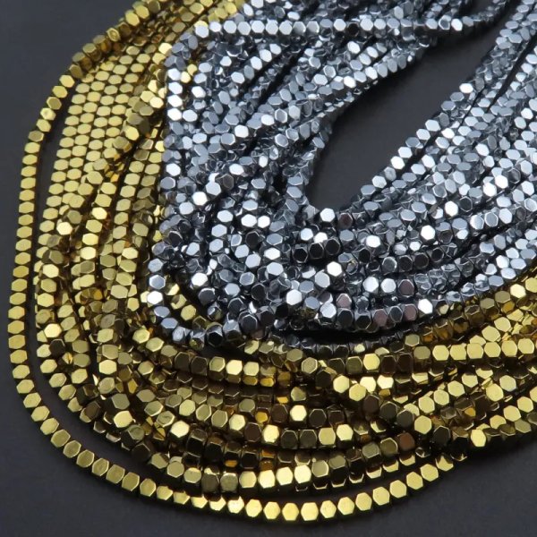 Hematyt srebrny lub złoty kostka z ciętymi rogami 2x2 mm – sznur ok. 38 cm