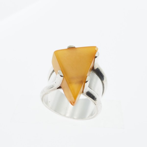 Mleczny Bursztyn i srebro - sygnet trójkąt