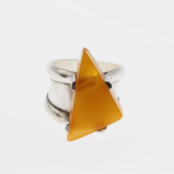 Mleczny Bursztyn i srebro - sygnet trójkąt