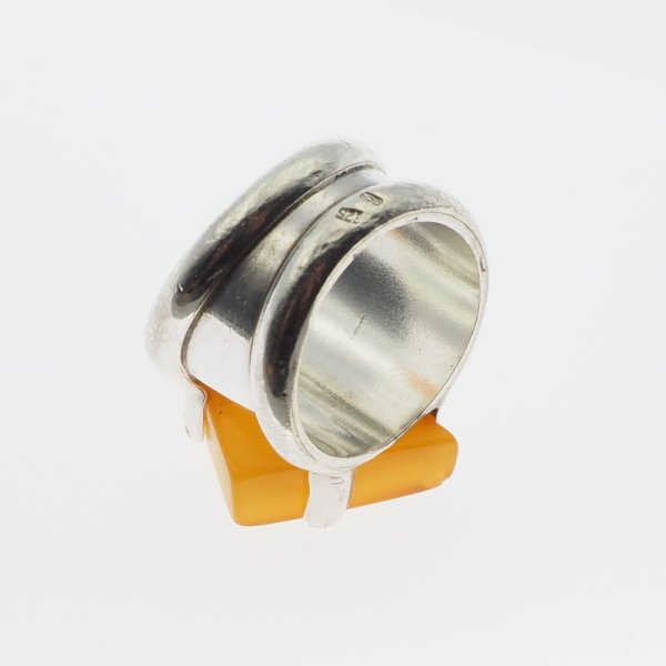 Mleczny Bursztyn i srebro - sygnet trójkąt