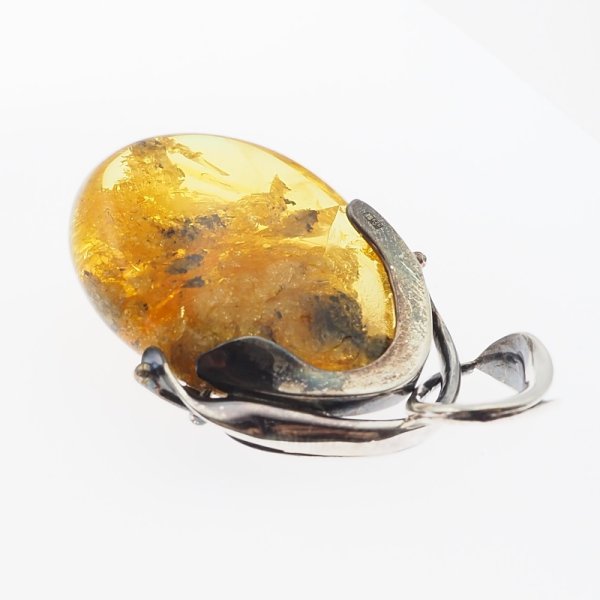 Bursztyn ze szczątkami organicznymi i srebro oksydowane - zawieszka z liśćmi